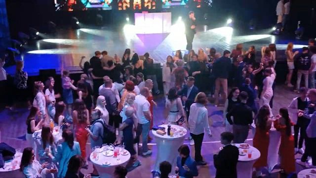 squitiro янтарь холл(выпускной лицей 23 2024) смотреть онлайн