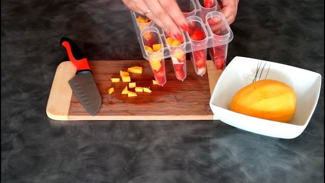 Фруктовый лёд с манго и клубникой ( Fruit popsicles with mango and strawberries) смотреть онлайн