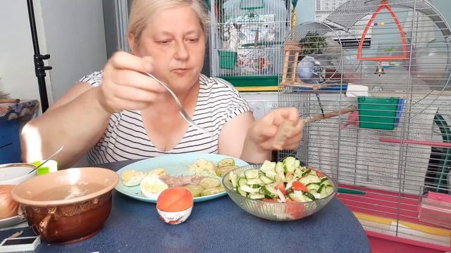 МУКБАНГ. MUKBANG. EATING БОГАТЫЙ ОБЕД ОДИНОКОЙ  ДАМЫ.  ОВОЩИ.  МЯСО.