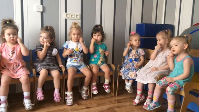 Читаем стихи "Смотрел в окно кузнечик" смотреть онлайн