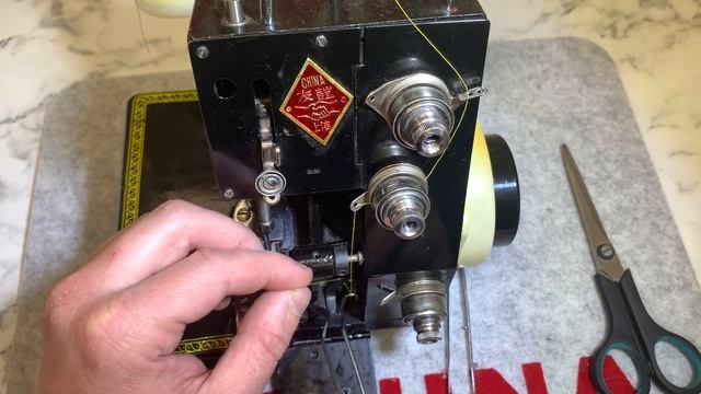 Как заправить нитки в 3-х ниточном оверлоке. смотреть онлайн