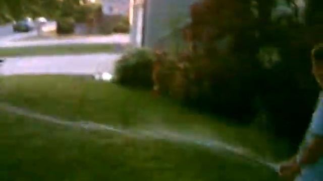 Kid Pee's On Guys Lawn Caught On Camera смотреть онлайн