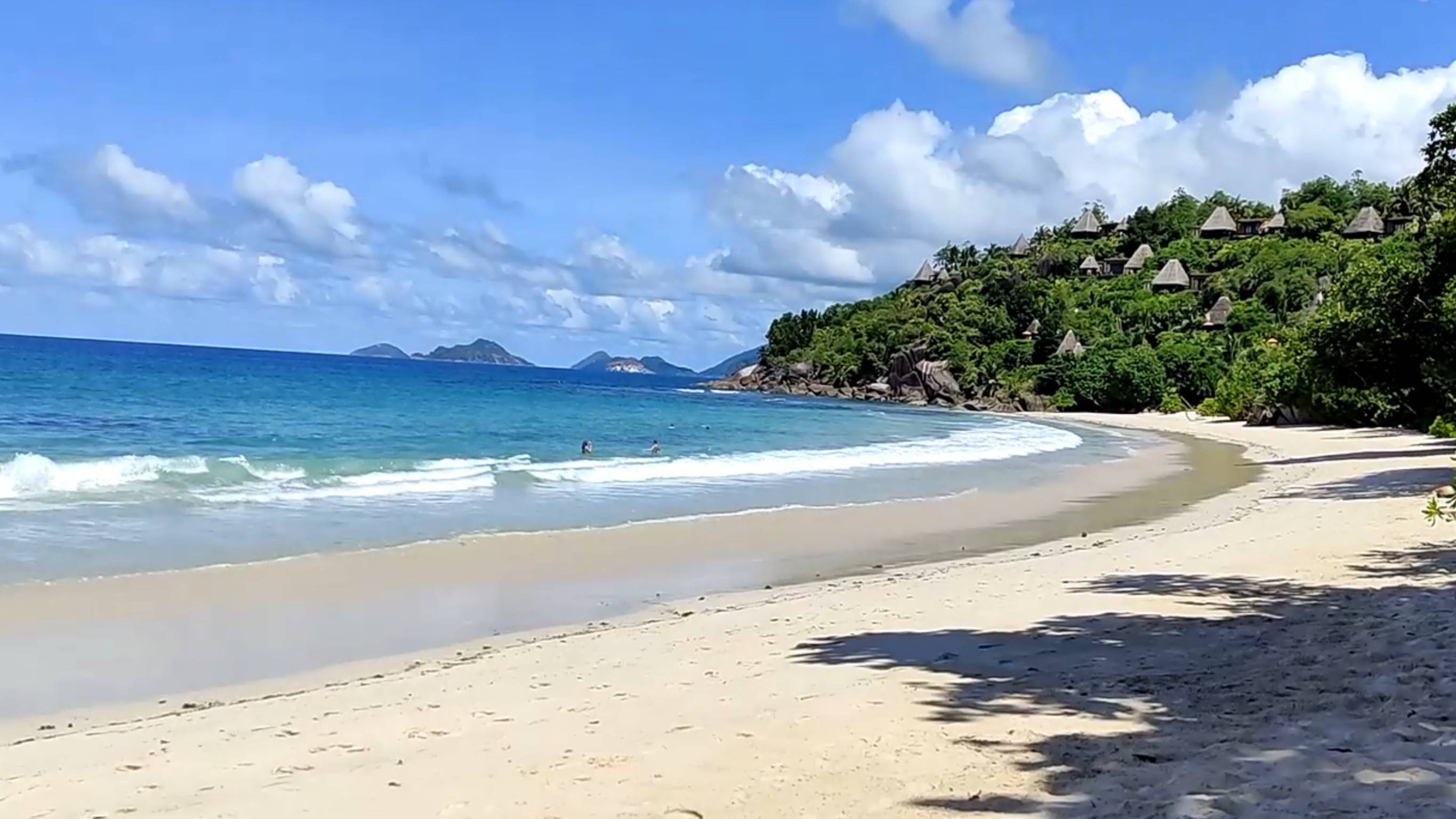 Сейшелы,автобусом на пляж Анс Луи(Anse Louis) и экономный ужин в раю!Октябрь 2024 смотреть онлайн