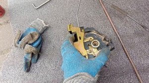 Как открыть переднюю дверь на форд фокус 1 при обрыве троса