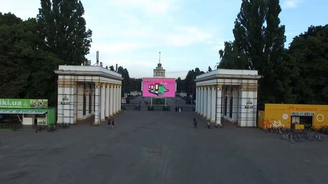 Реклама Metro на видеоэкране ВДНГ смотреть онлайн