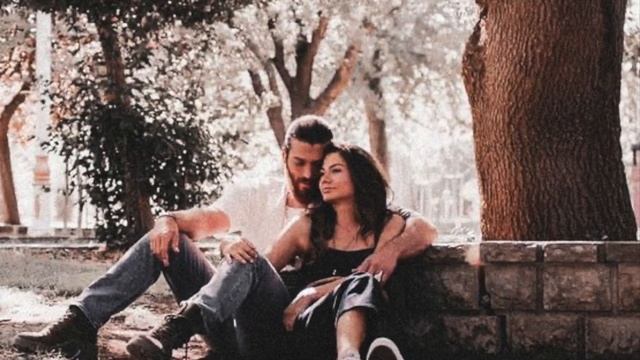 DEMET ÖZDEMİR EXPLICÓ SUS BESOS CON CAN YAMAN, MI ESPOSO PUEDE BESARME смотреть онлайн