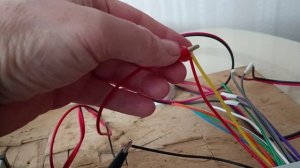 Кнопка на магнитолу. Почему нельзя скручивать красный и жёлтый провод вместе?