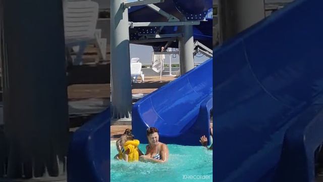 Настенька, тусит в аквапарке с сестричками... смотреть онлайн