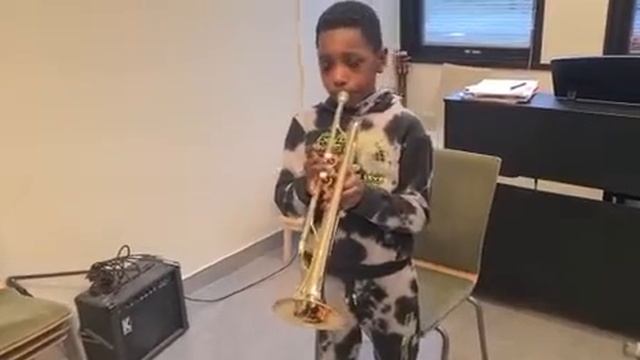 Abdou spelar trumpet på Solna kulturskola смотреть онлайн
