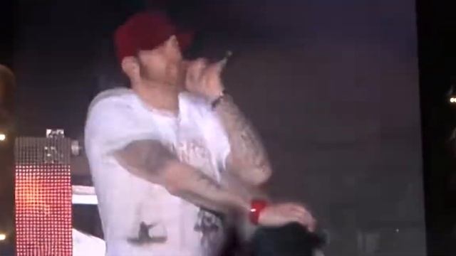 Eminem - Lose Yourself 2017英国利兹音乐节现场燃炸了！ смотреть онлайн