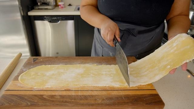 Spaghetti and Cheese Stuffed Garlic Rolls | COOKMAS DAY 5! смотреть онлайн