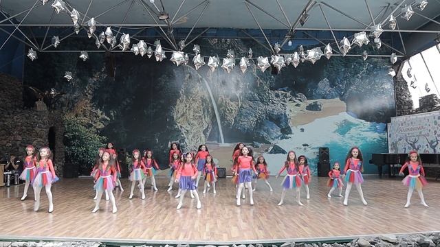 Մուշ թաղամասի ՔՐԵՅԶԻ պարային ստուդիա, պարուսույց՝ Արփինե Ադամյան смотреть онлайн