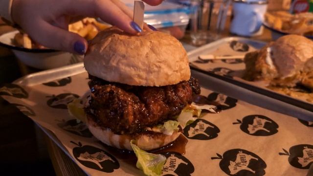Burgers on KATE HUMBLE'S FARM? || The Pig & Apple смотреть онлайн