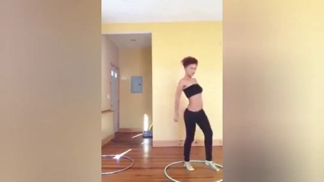 Chicas modelos sexi en lencería y bailando hula hula смотреть онлайн