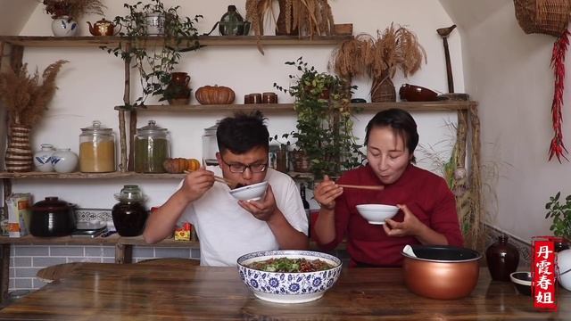 【丹霞春姐】春姐教你水煮肉片新吃法，麻辣鲜香，肉片滑嫩，看着太有食欲了！