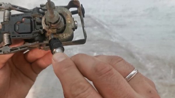 Как снять ручку фолькцваген кадди