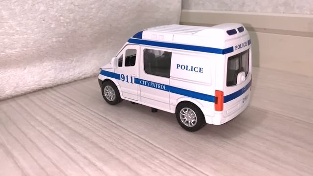 Машинки скорой помощи собираются в игрушечной коробке! Машины скорой помощи мчатся вниз по склону