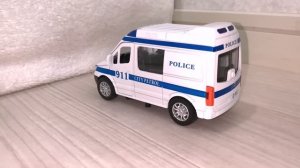 Машинки скорой помощи собираются в игрушечной коробке! Машины скорой помощи мчатся вниз по склону