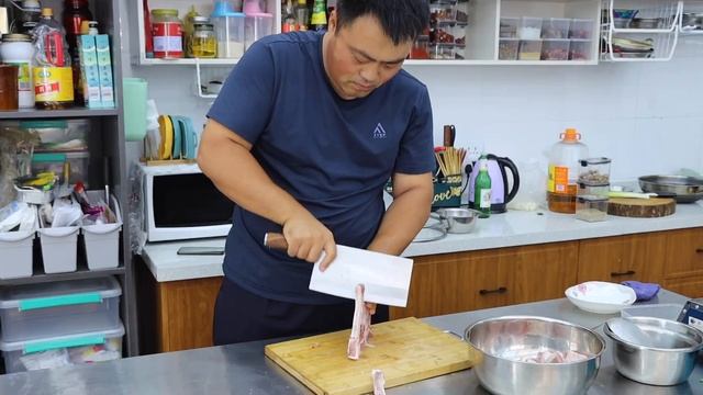 阿强朋友来做客，下厨整道糖醋排骨、垮炖鱼，俩人拌米饭吃的太过瘾了【cram阿强】 смотреть онлайн