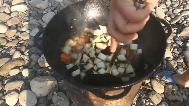 Ребра з овочами в казані на вогні)))