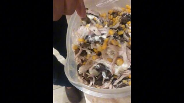 Куриная грудка, грибы, кукуруза, чеснок, черный перец, кориандр.