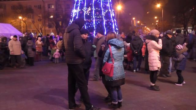 В Мариуполе зажгла огни главная ёлка города смотреть онлайн
