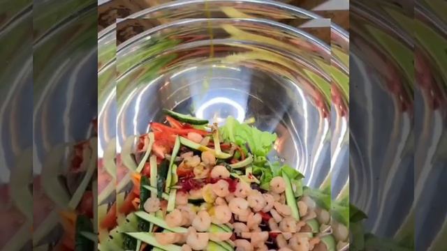 Свежий витаминный салатик с креветками. смотреть онлайн