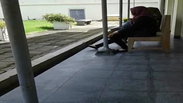 Experiment: Helping Behaviour [Hidden Camera] смотреть онлайн