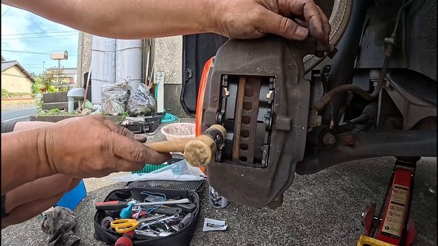 Replace Brake Pad Of Toyota Crown Hybrid Front & Rear #GWS204 #diy #japancars #toyotacrown