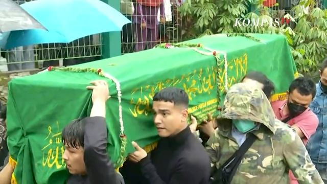 Penampakan Nisan Makam Vanessa Angel dan Suami, Prosesi Pemakaman Diguyur Hujan смотреть онлайн