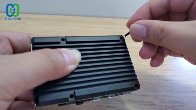 How to Install the Raspberry Pi 4 Armor Case? смотреть онлайн