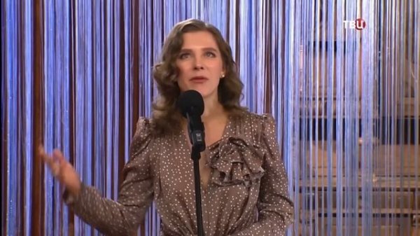 Лиза Арзамасова читает стихотворение Юлии Мамочевой «Воины света». ТВЦ, «Приют комедиантов»