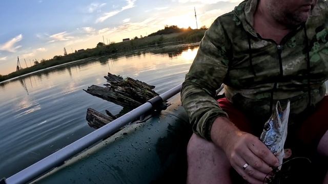 После рабочего дня решил половить окушка но клюнула щука. смотреть онлайн