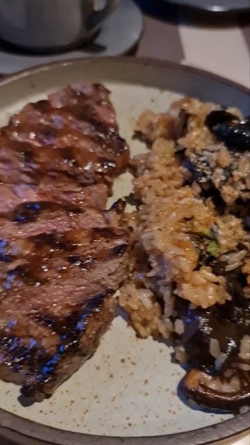 Стейк из говядины с рисом и грибами шиитаке #новосибирск #siberian