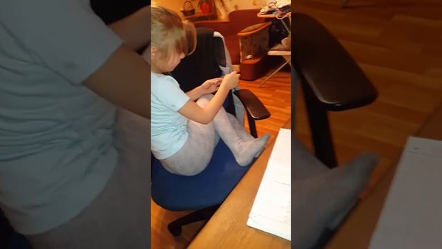 Подготовишки делаем уроки 4 часа пишим две строчки!))) смотреть онлайн