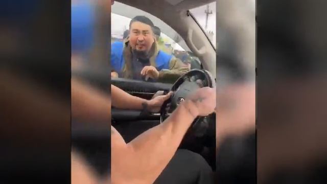Напали и разбили внедорожник из-за парковки на "Алтын Орде" смотреть онлайн