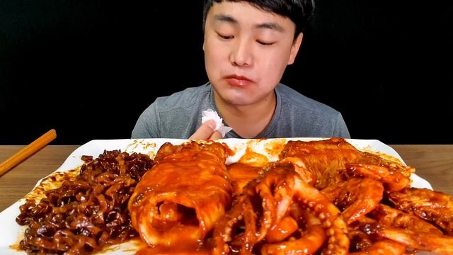 ASMR MUKBANG SPICY BLACK BEAN SQUID ENOKI MUSHROOMS NOODLES 진진짜라 불닭 오징어 팽이버섯 새우구이 먹방 EATING SOUNDS. смотреть онлайн