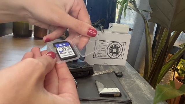 DC6- {Digital Camera} Battery and SD Card Installation Video смотреть онлайн