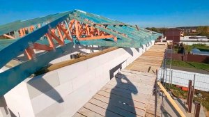 ПОДНИМАЕМ И УСТАНАВЛИВАЕМ СТРОПИЛЬНЫЕ ФЕРМЫ ДЛЯ ДОМА 10 НА 10 МЕТРОВ