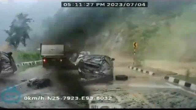 В Индии огромный камень накрыл машину во время оползня. смотреть онлайн