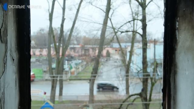 Обгорілі стіни та затоплені ліжка. Як живуть люди у зруйнованому будинку у Чернігові смотреть онлайн