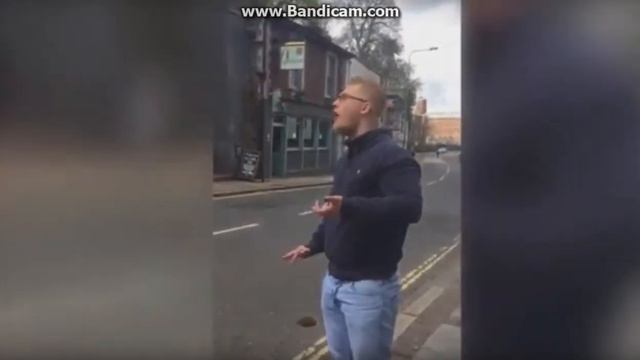 В Англии болельщик съел конский навоз, чтобы выиграть спор £ 40 у друзей смотреть онлайн