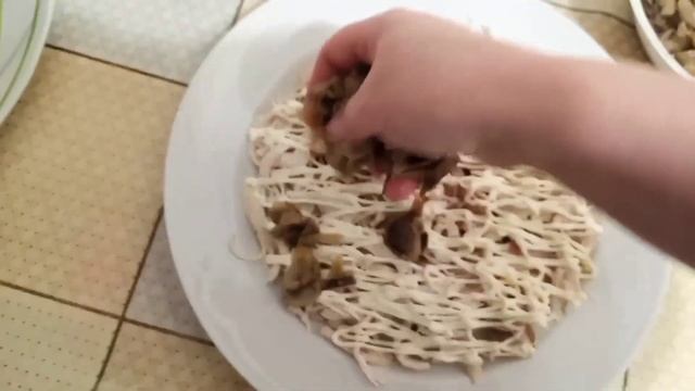 Салатик с ананасами.