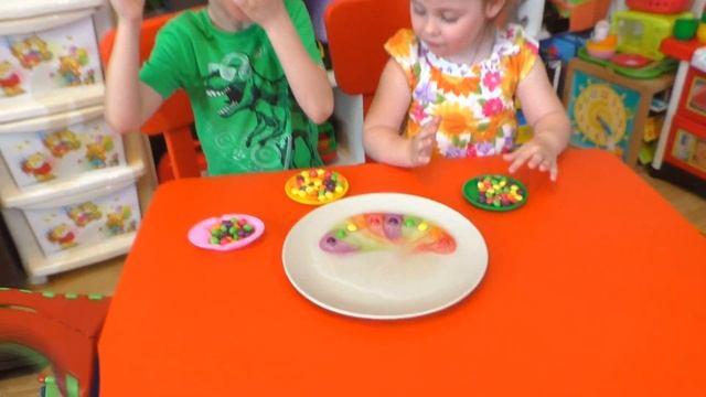 Весёлые эксперименты для детей. Радуга из конфет