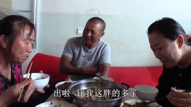 【ENG SUB】午飯鐵鍋燉魚煮鴨血，夫妻倆吃肉聊天調侃啥？兒媳聽得直樂呵！ 【泥土大黑】