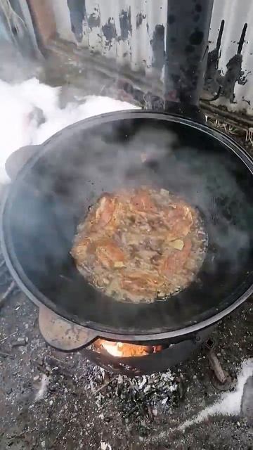 Свиные рёбрышки с картошки и грибами в казане 😋 смотреть онлайн
