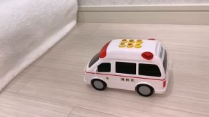 Детский автомобиль «Скорая помощь» в экстренном случае преодолевает склон