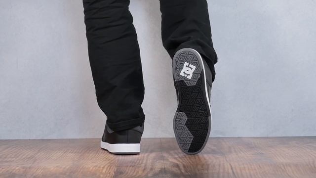 DC CURE BLACK/GREY ON FEET смотреть онлайн