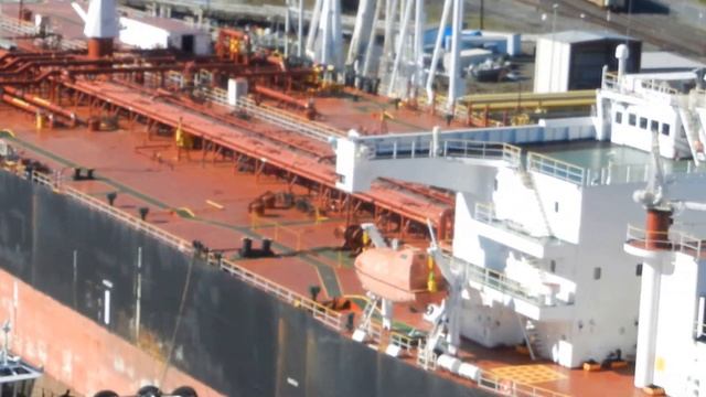 Nectar Sea getting help from tugs, Veteran and Valor смотреть онлайн