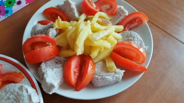 Cartofi prajiti cu friptura de porc, ornat cu rosii, citeste descrierea смотреть онлайн